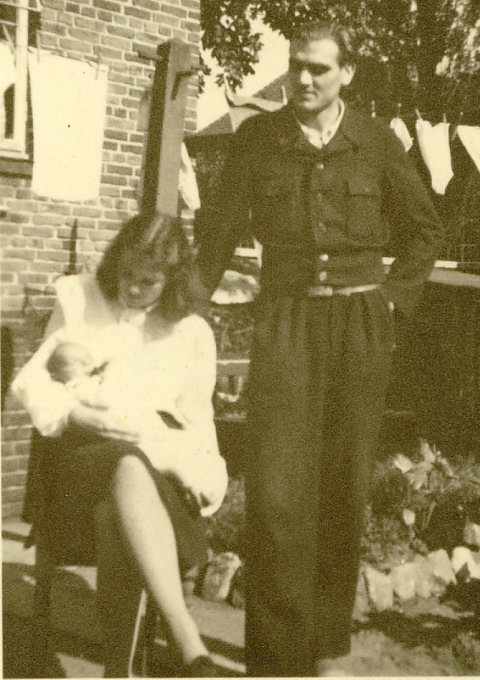 1946 Hans 3 Wochen alt mit Mutter & Vater