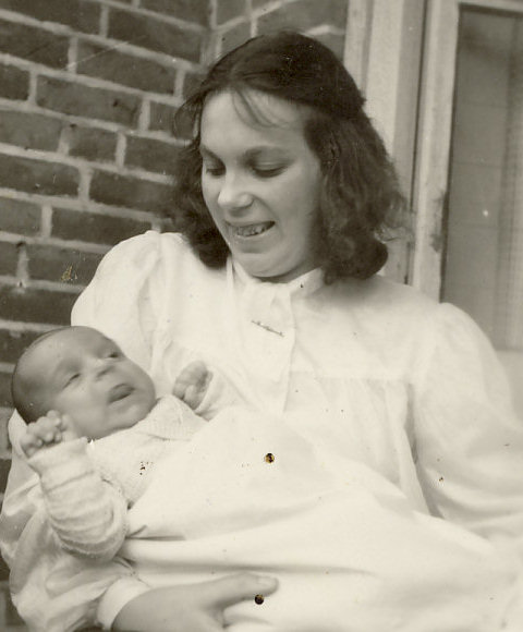 1946 Hans 7 Wochen alt mit Mama